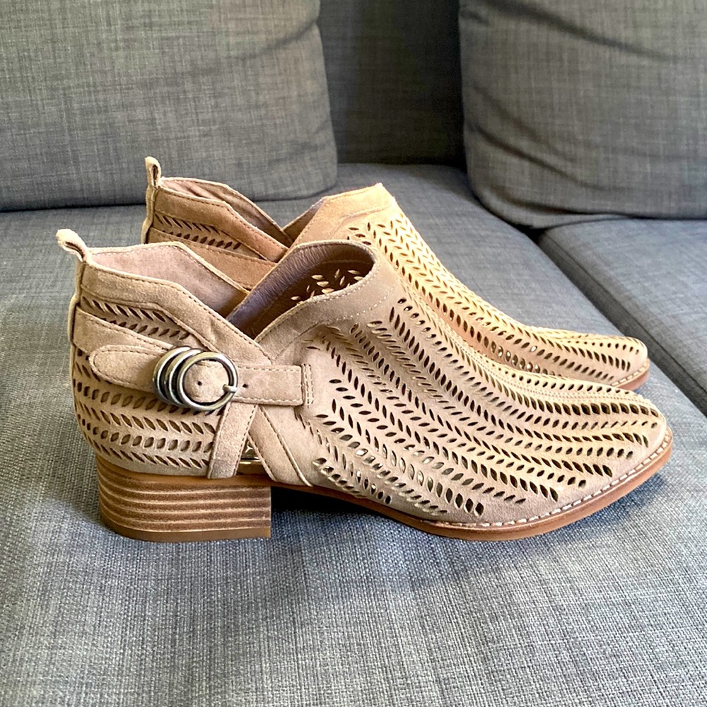 Lightly worn Vince Camuto women’s shoes